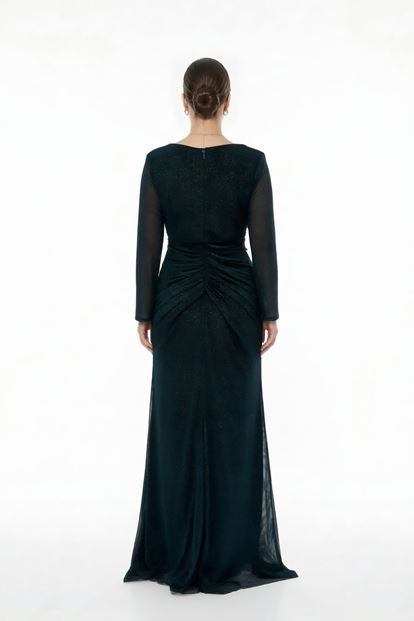 فستان سهرة أخضر زمردي لامع مكشكش بمقاسات كبيرة